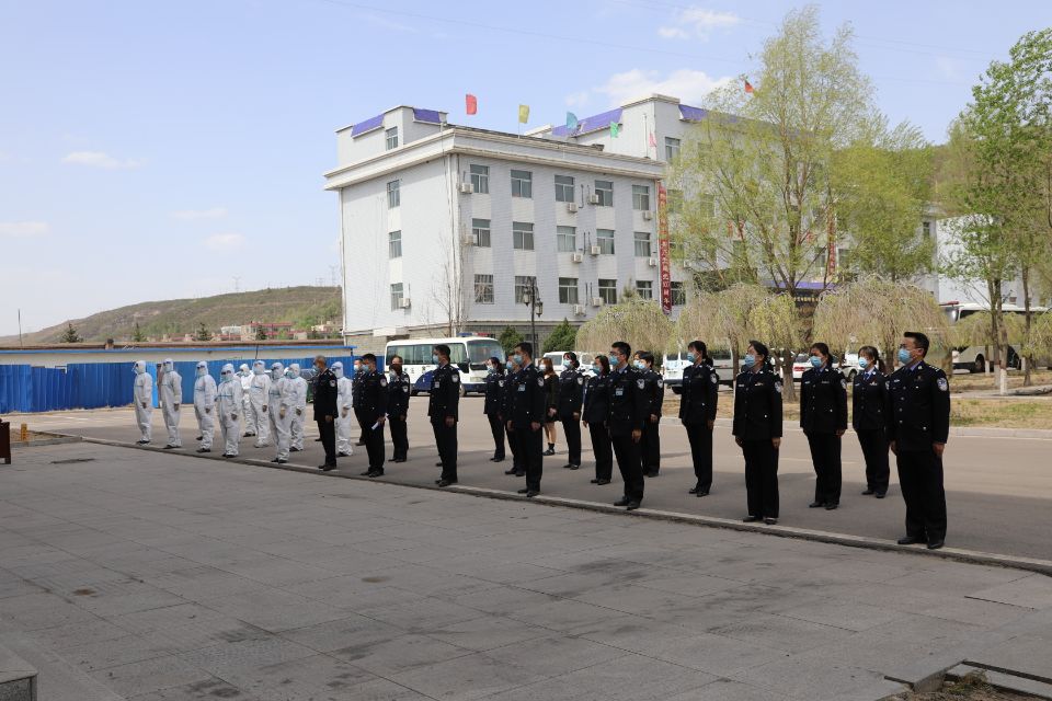 和协同能力,4月25日,陕西省榆林监狱在行政区开展疫情防控应急演练