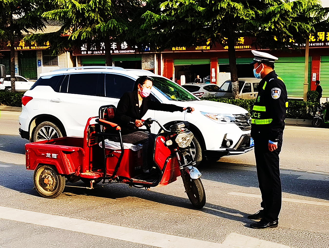 洛南交警开展一盔一带专项整治行动