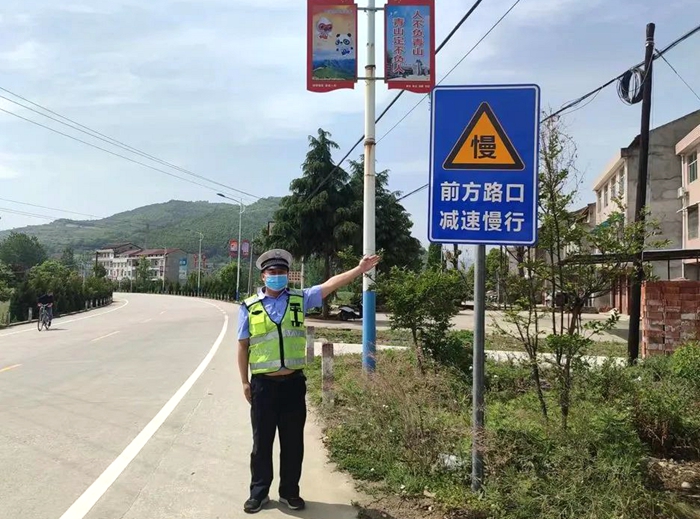 村道路口安全警示牌图片