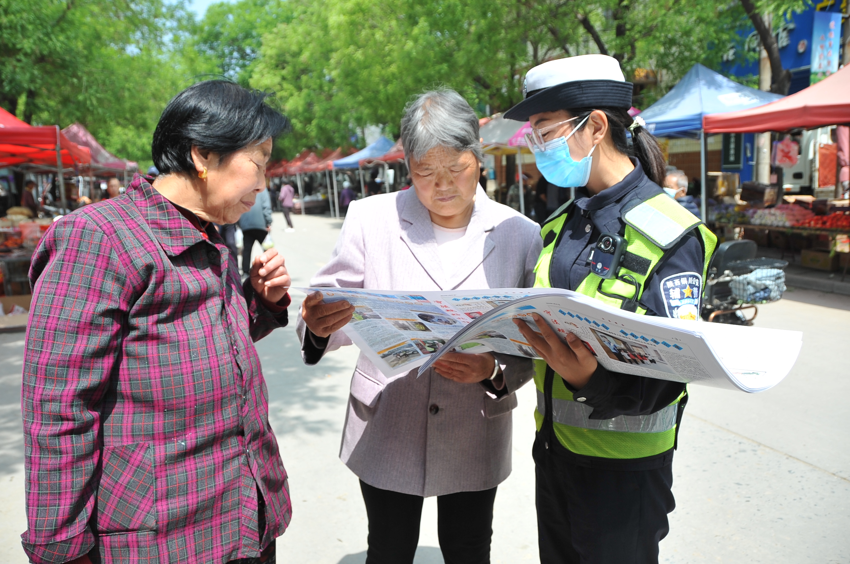 铜川公安交警赶集宣传交通安全