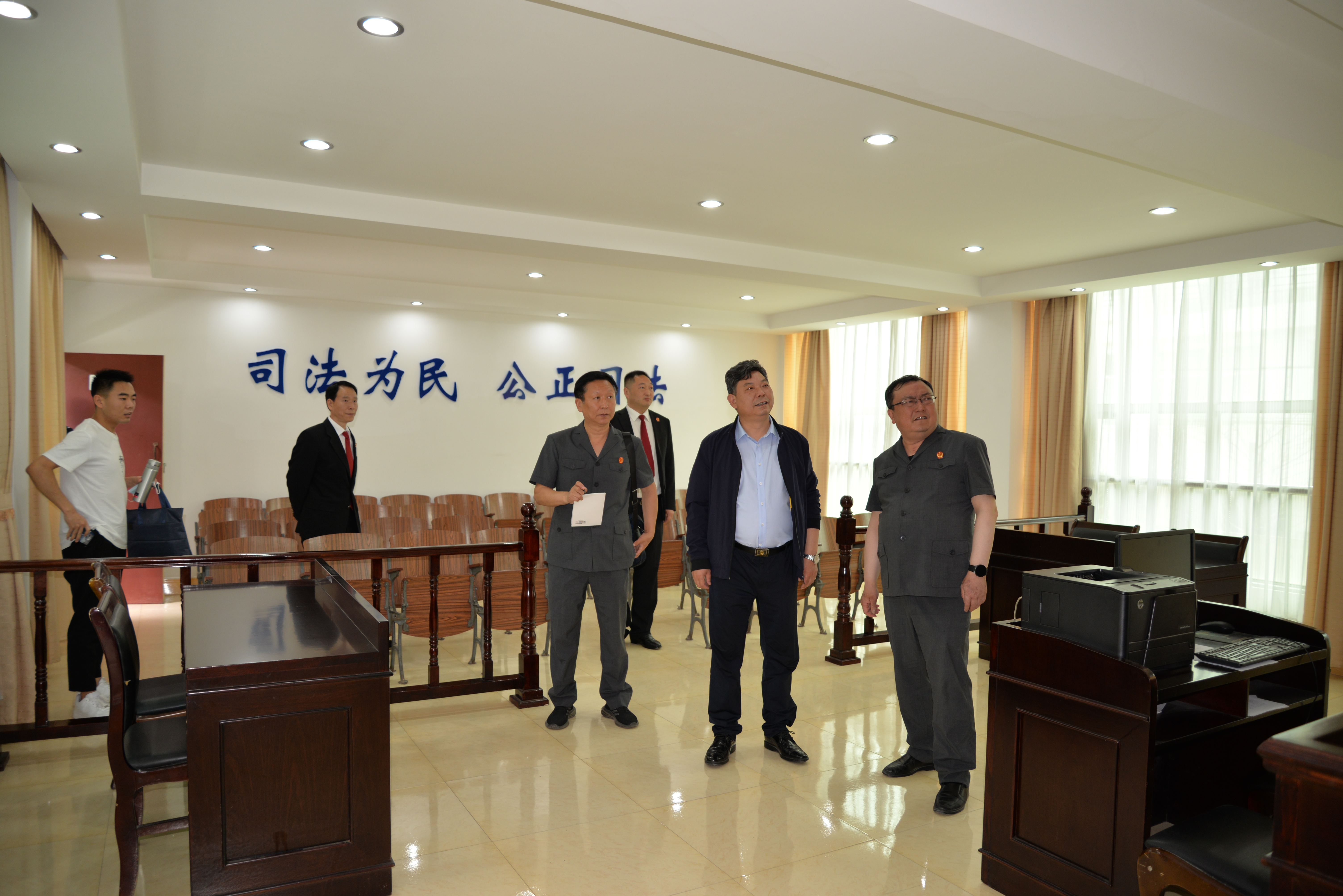 刘院长察看铁锁关法庭审判庭.jpg