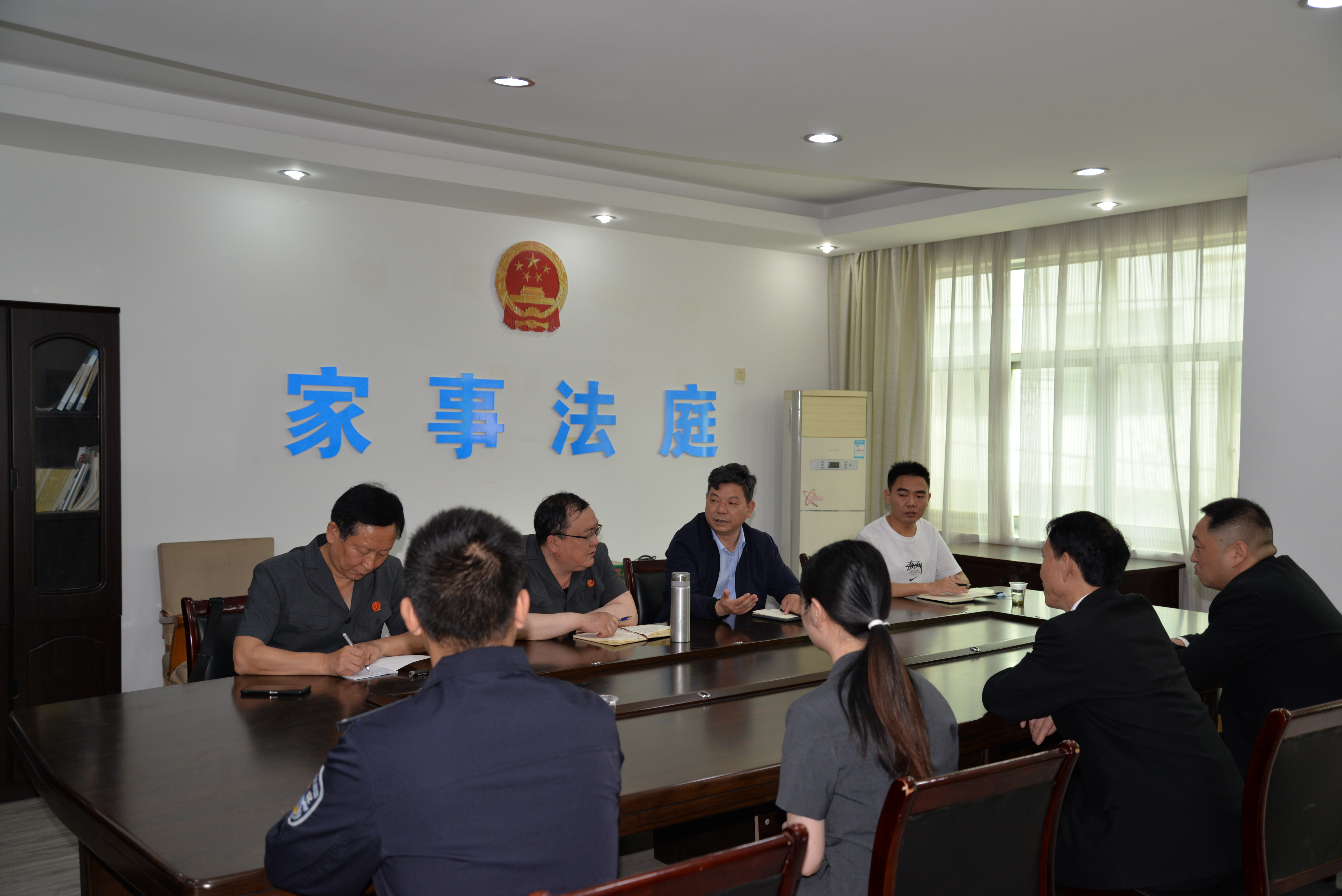 在铁锁关法庭召开座谈会.jpg