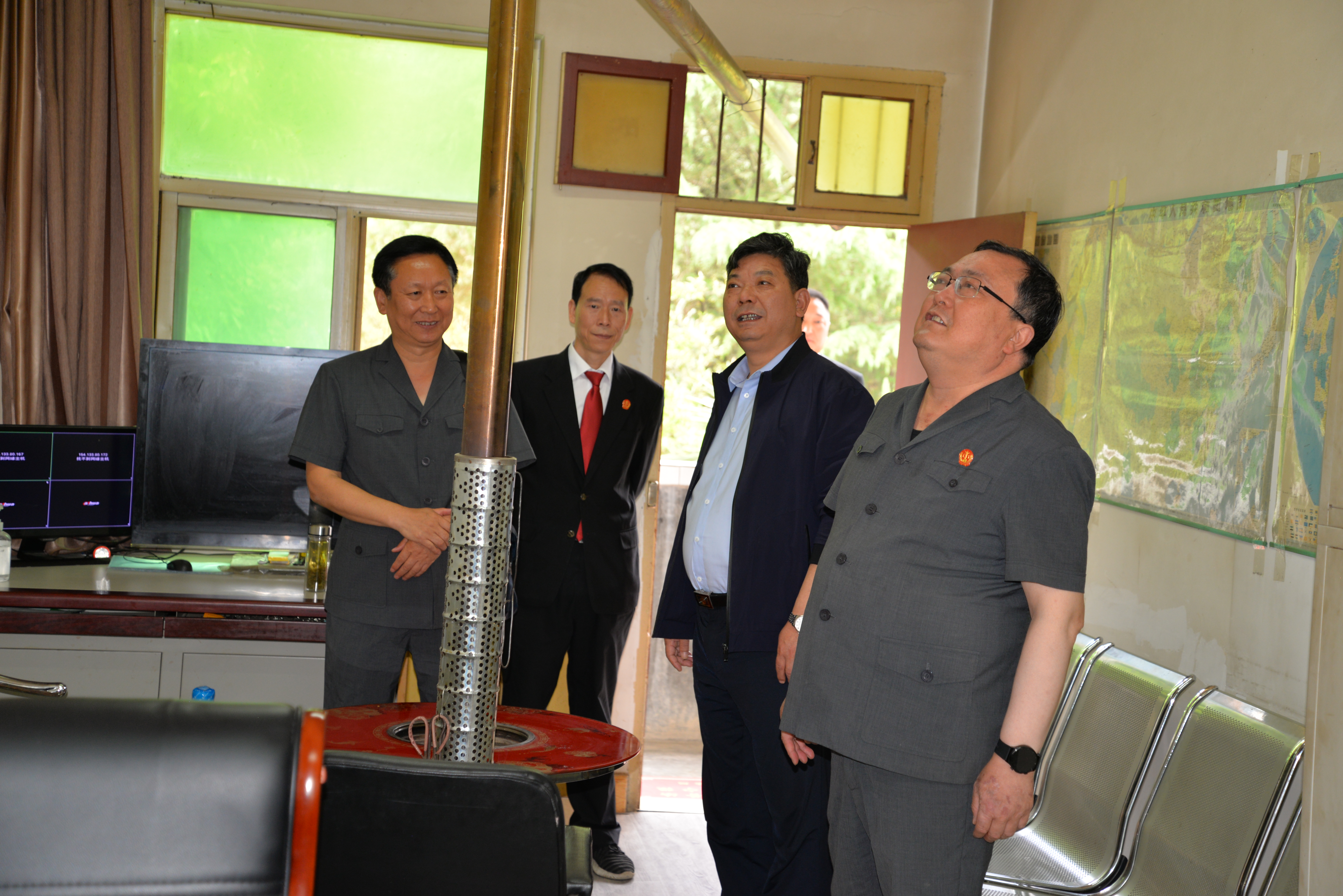 刘院长在铁锁关法庭（2）.jpg