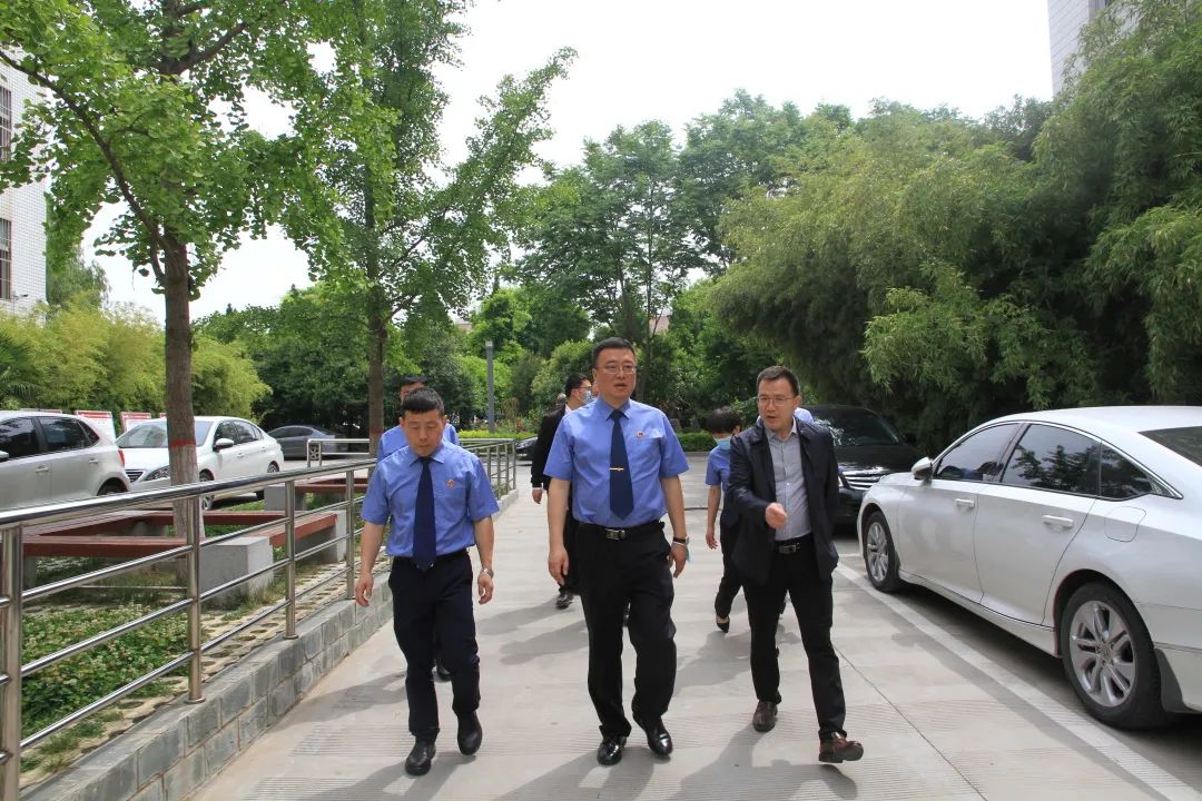 临潼中学校长薛耀军及相关人员一同调研