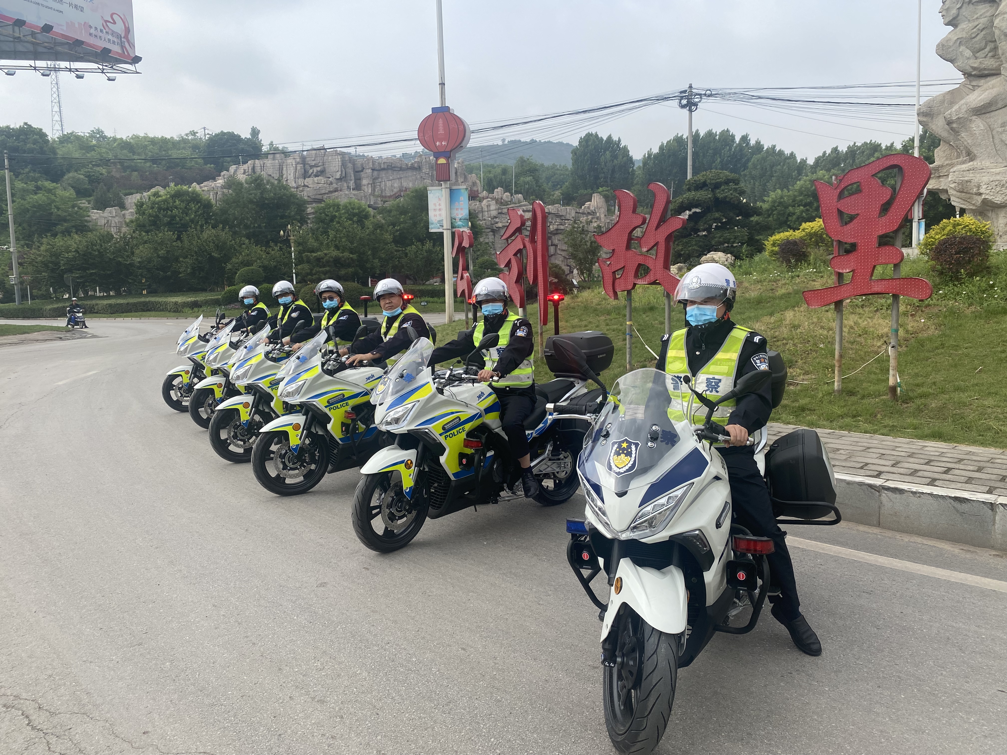 彬州交警铁骑巡逻队亮相街头