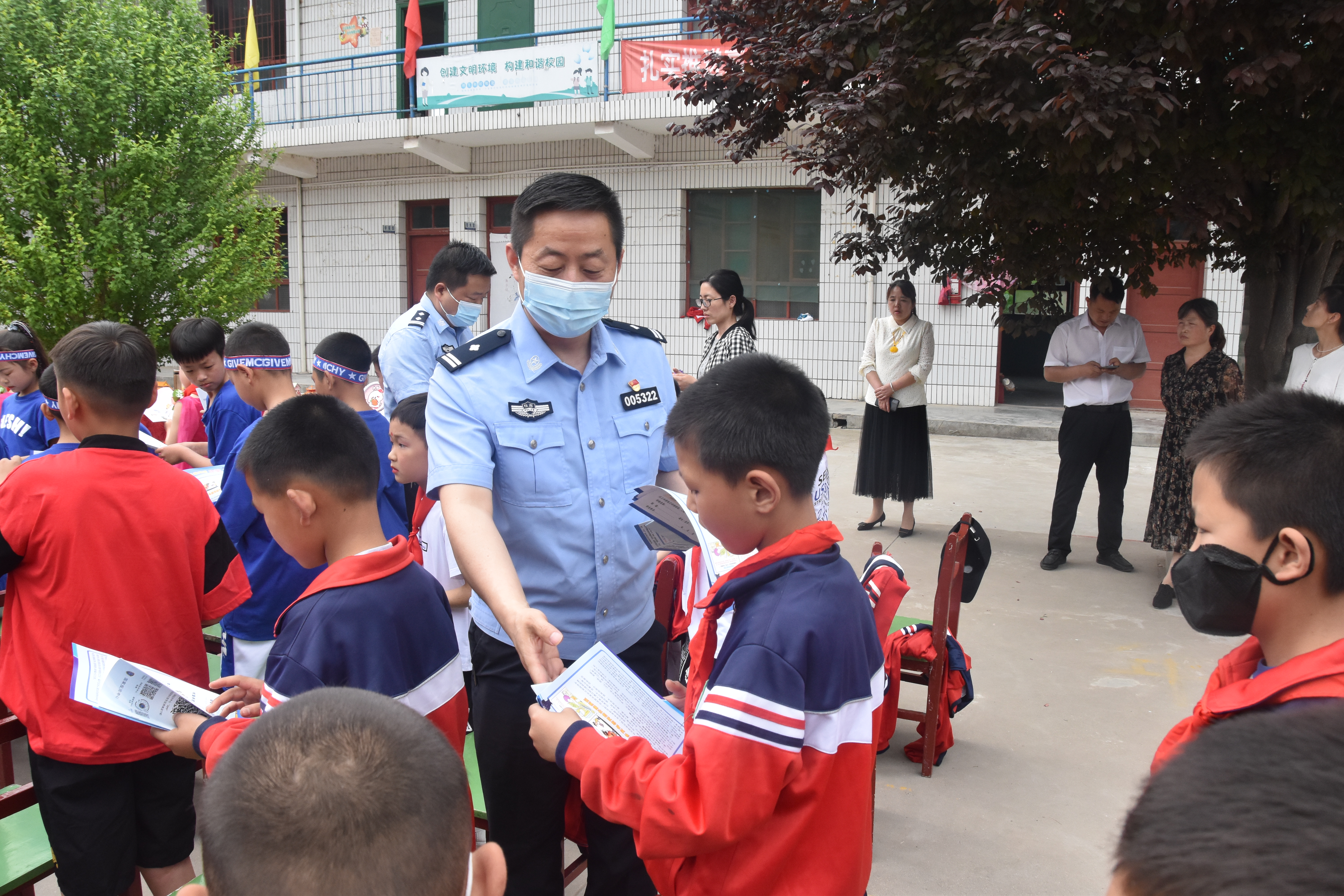 武功县公安局到苏坊镇凤安小学开展六一慰问