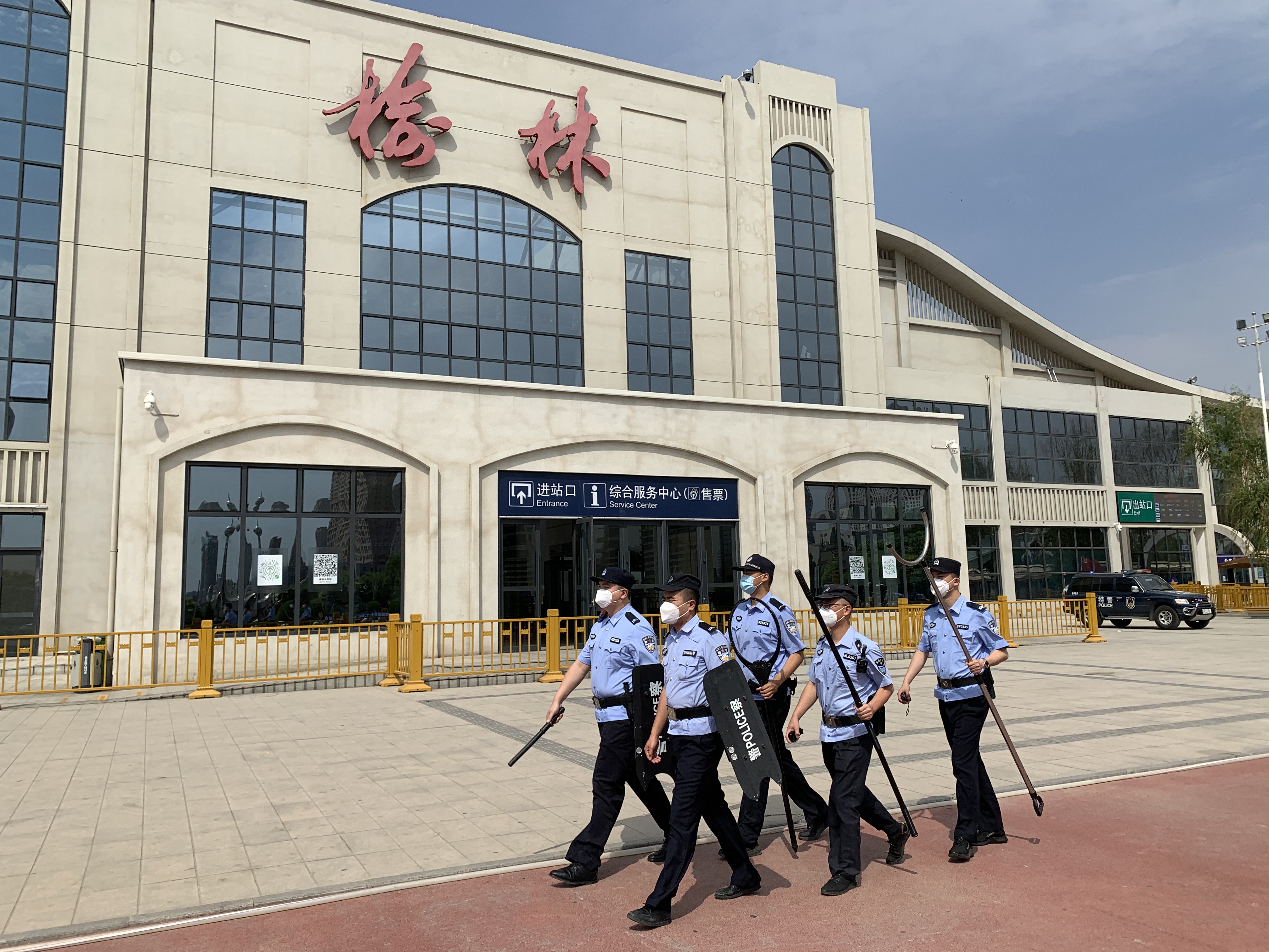 榆林火车站派出所全力护航端午假期旅客安全出行