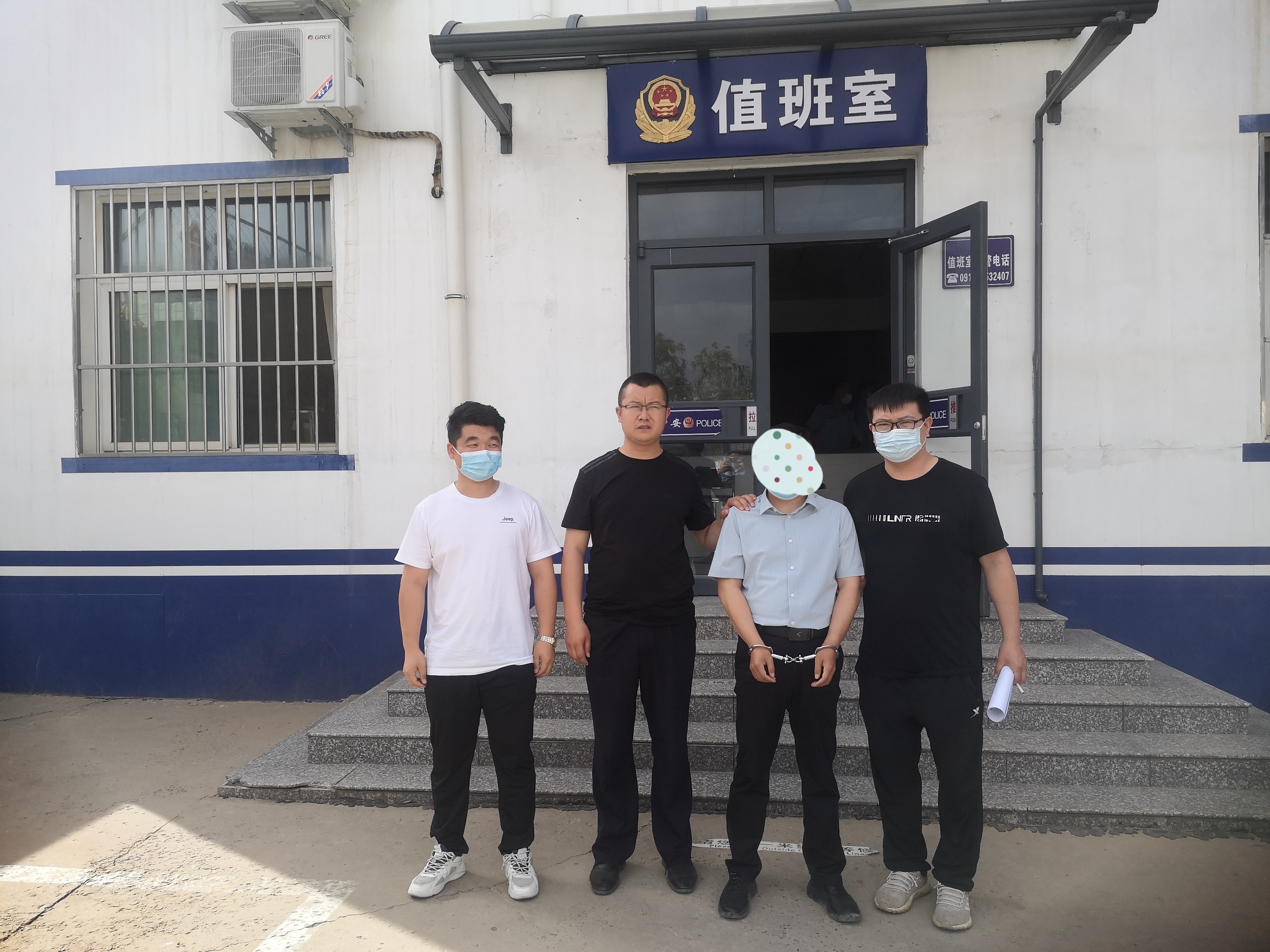 上郡路派出所连续抓获两名网上在逃人员