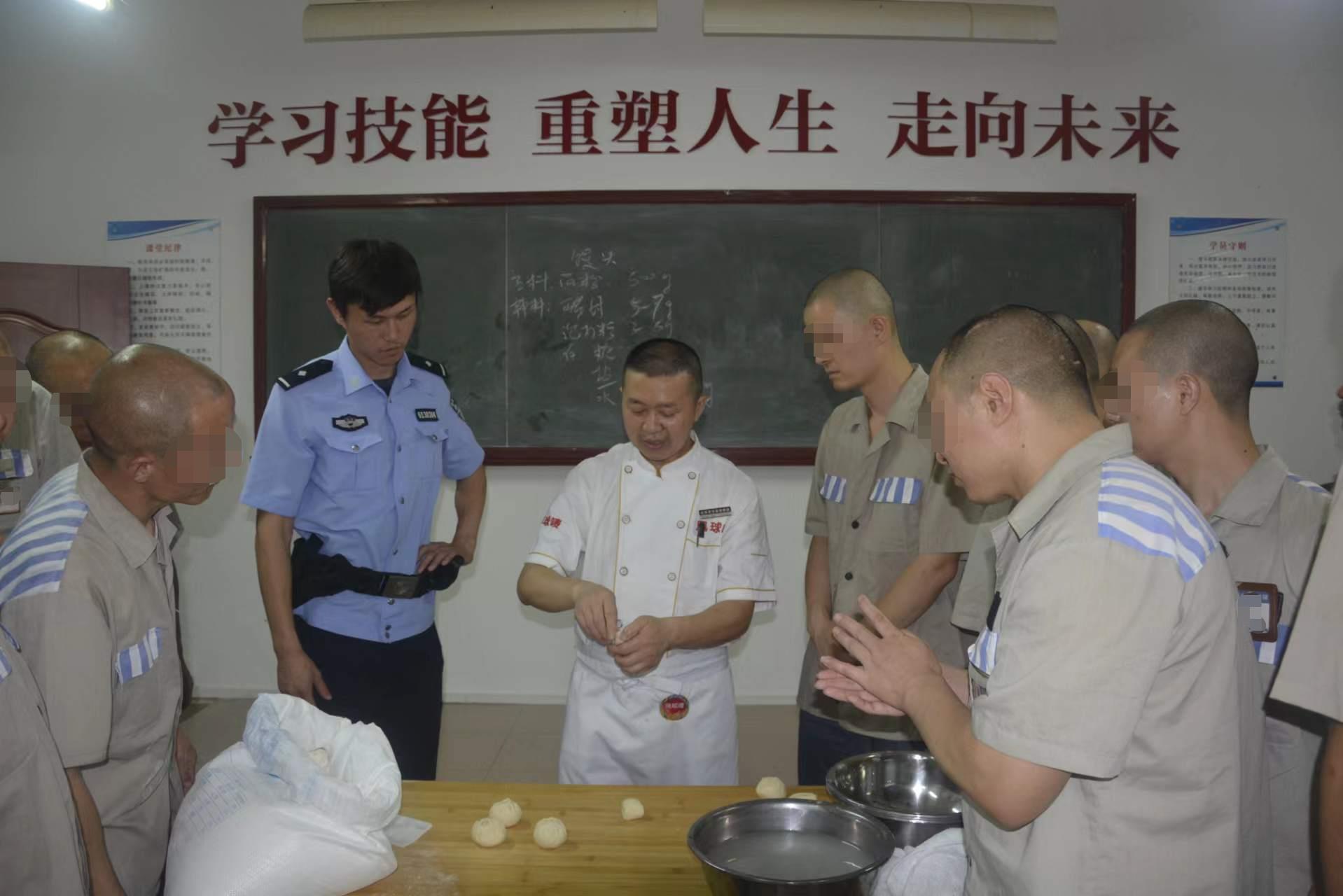 陕西省汉中监狱2022年度罪犯技术教育烹饪班开班,在首堂教学课上,来自