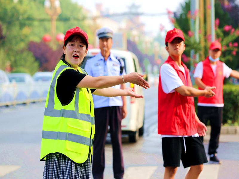 新学员持续开展夏季交通安全百日行动之"文明交通我践行"劝导实践活动