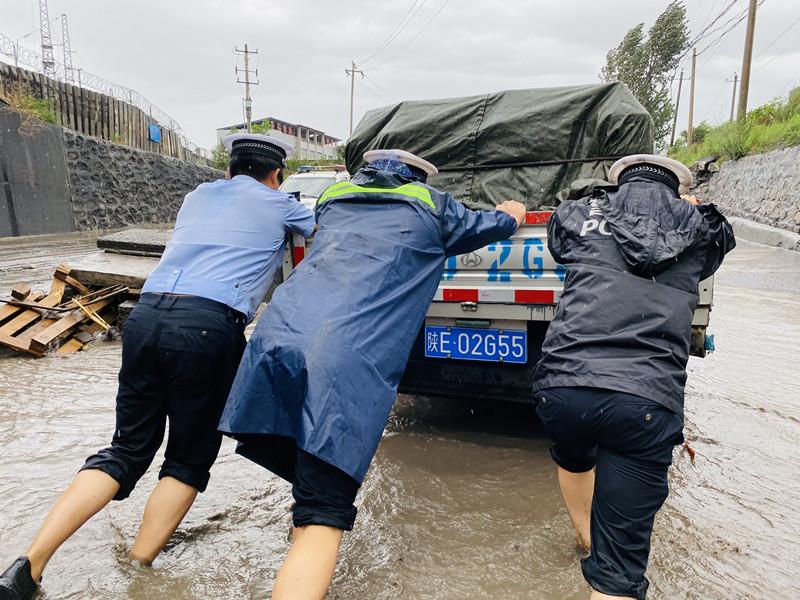 當好雨天守路人韓城公安交警雨天執勤保平安