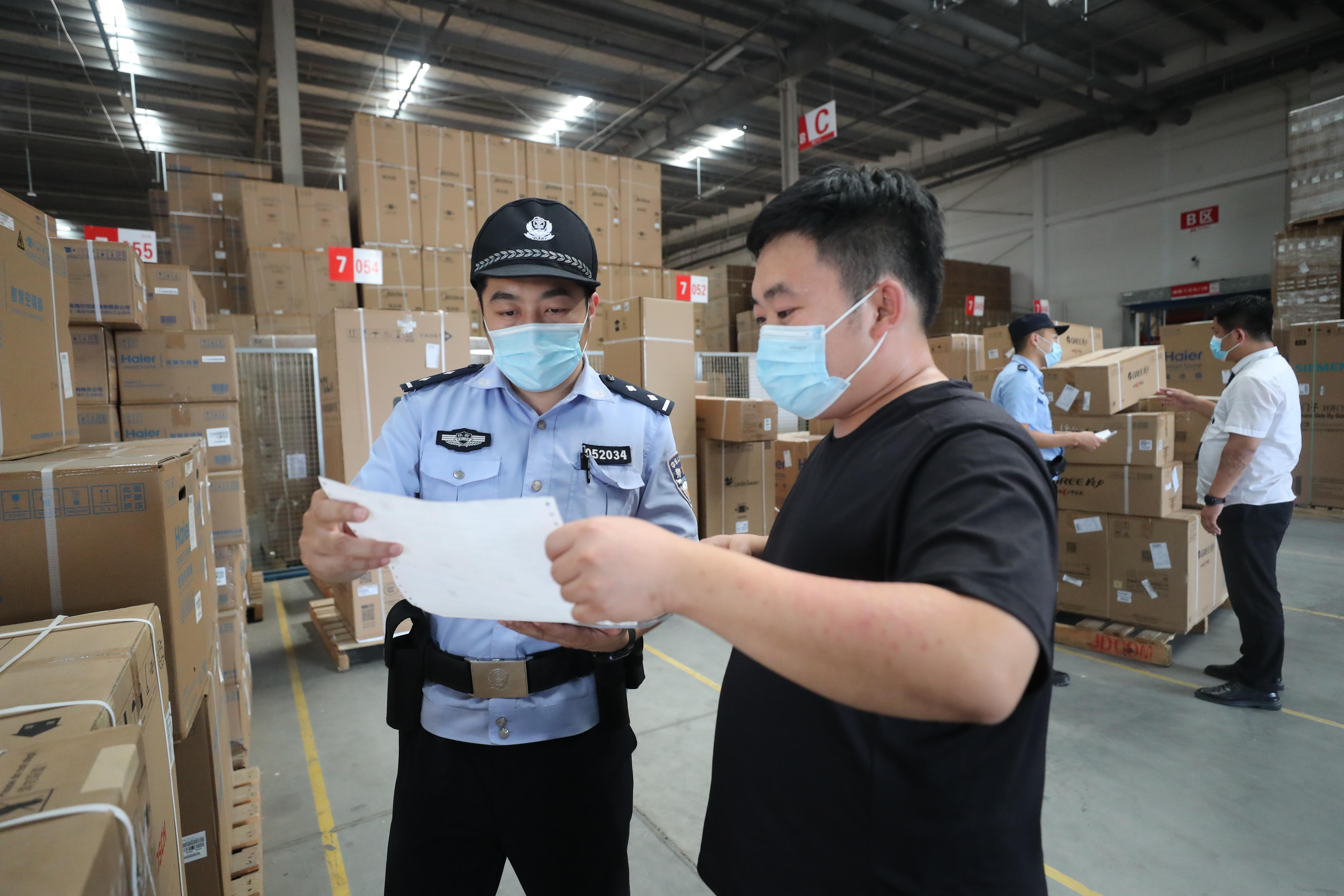 长安公安开展物流寄递业检查工作