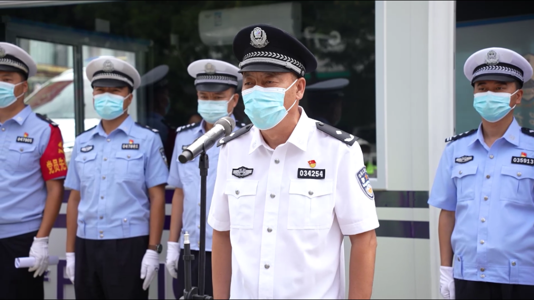 情况,市交警支队党委委员,副支队长刘建斌发布交通警察警务站启动命令