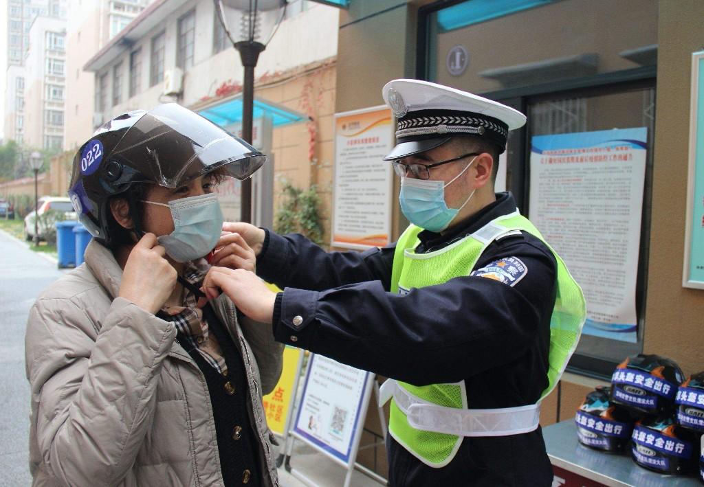 宝鸡渭滨共享头盔进小区共创交安好环境