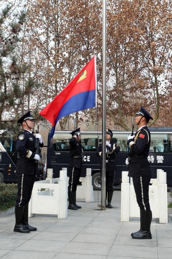 时间：1月10日上午9：00地点：特警支队“稍息，立正！”洪亮的口令声响彻西安市公安局特警支队上空。按照公安部、省厅的要求，西安市公安局正在举行2023年中国人民警察节警旗升旗仪式。此时，由来自市局各个警种部门的民警代表组成的方阵整装待命，刑警、特警、交警铁骑、英模代表、女警代表们<span class="highlight_review" data-suggest="" id="highlight_review_1">各</span><span class="highlight_review" data-suggest="" id="highlight_review_2">个</span>英姿飒爽、意气风发。13名特警仪仗队员护卫着警旗，一路行至升旗台前。在全场高唱《中国人民警察警歌》的歌声中，警旗徐徐升起。面向警旗，现场所有人民警察庄严宣誓。铮铮誓言，警旗见证！<span class="sensitiveWord"><span class="sensitiveWord"><span class="sensitiveWord">我</span></span></span>是中国人民警察，<span class="sensitiveWord"><span class="sensitiveWord"><span class="sensitiveWord">我</span></span></span>宣誓_坚决拥护中国<span class="sensitiveWord"><span class="sensitiveWord"><span class="sensitiveWord">共产党</span></span></span>的绝对领导，矢志献身崇高的人民公安事业，对党忠诚、服务人民、执法公正、纪律严明，为捍卫<span class="sensitiveWord"><span class="sensitiveWord"><span class="sensitiveWord">政治</span></span></span>安全、维护社会安定、保障人民安宁而英勇奋斗<span class="highlight_review" data-suggest="" id="highlight_review_4">!</span>