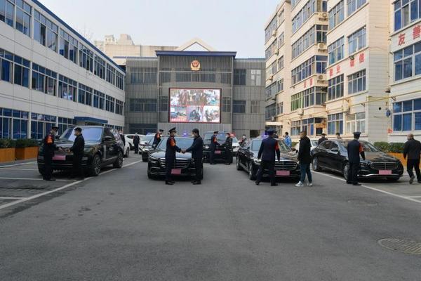 时间：1月10日上午9：30地点：公交分局位于莲湖区劳动路附近的西安市公安局公交分局院内，此时整整齐齐停放着8辆各式高档汽车。这里马上要举行的是被骗车辆集中发还仪式。发还仪式上，公交分局和市出租汽车管理处相关领导将车辆钥匙发还给租赁企业代表，并叮嘱他们提高安全防范意识，落实安全生产主体责任，守护好行业健康发展，遭遇不法行为应第一时间报警。公交民警也专门提示：汽车租赁公司要把好租车人员审核关，在签订汽车租赁合同时，应仔细辨别租车者身份证明，必要时向公安机关查询确认，可最大限度避免被盗、被骗；广大群众在租车时，请选择正规租赁公司，切莫因贪小便宜吃大亏。