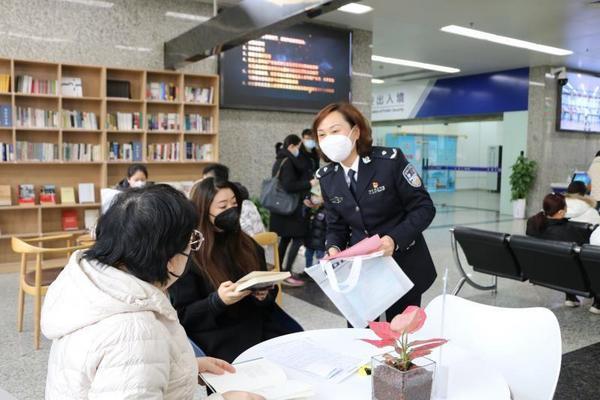 时间：1月10日9：15地点：公安专厅位于凤城八路95号的公安专厅是西安第一个市级权限的公安政务服务大厅。自2022年11月23日开放以来，累计办理公安政务服务事项3800余件，办事好评率为100_。共接听电话咨询1003个，接待群众4800余人次，征集服务满意度意见200份。专厅民警王雪琰介绍说：“自2023年1月8日国家移民管理局优化移民管理政策措施后，<span class="sensitiveWord"><span class="sensitiveWord"><span class="sensitiveWord">我</span></span></span>们专厅的出入境业务办件量显著增多，可以看到现在已经有不少群众在排队办理。<span class="sensitiveWord"><span class="sensitiveWord"><span class="sensitiveWord">我</span></span></span>们也呼吁有计划办理出入境业务的市民朋友，做好线上预约、尽量错峰前往、现场有序办理。”
