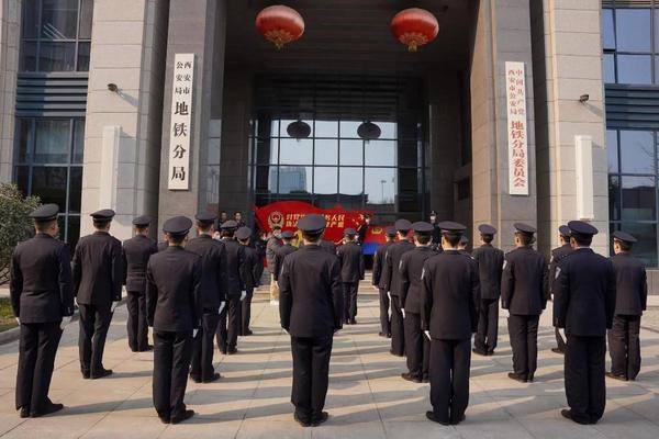 时间：1月10日上午11_00地点：地铁分局1月10日上午11点，西安公安地铁分局会议室内，涉案资金发还仪式正在举行。包括高先生被骗案件在内的3起电信诈骗案件，共计15万余元涉案资金被现场发还给受害人高先生、张女士等3人。领到失而复得的钱款，高先生激动地说：“真没想到这钱还能追回来，太感谢地铁分局的民警了！”为表达感激之情，3名受害人将写有“千里追踪雷霆出击正义卫士英勇无畏”<span class="highlight_review" data-suggest="" id="highlight_review_8">、</span>“破案神速追赃挽损”等字样的锦旗送给办案民警。西安地铁警方也想再次提示大家：不要轻信陌生电话的转账要求，不要向陌生的个人<span class="illegalWord"><span class="illegalWord"><span class="illegalWord">账户</span></span></span>、微信、支付宝汇款转账，一旦发现被骗，请及时报警！