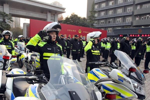 时间：1月10日上午9：00地点：特警支队“稍息，立正！”洪亮的口令声响彻西安市公安局特警支队上空。按照公安部、省厅的要求，西安市公安局正在举行2023年中国人民警察节警旗升旗仪式。此时，由来自市局各个警种部门的民警代表组成的方阵整装待命，刑警、特警、交警铁骑、英模代表、女警代表们<span class="highlight_review" data-suggest="" id="highlight_review_1">各</span><span class="highlight_review" data-suggest="" id="highlight_review_2">个</span>英姿飒爽、意气风发。13名特警仪仗队员护卫着警旗，一路行至升旗台前。在全场高唱《中国人民警察警歌》的歌声中，警旗徐徐升起。面向警旗，现场所有人民警察庄严宣誓。铮铮誓言，警旗见证！<span class="sensitiveWord"><span class="sensitiveWord"><span class="sensitiveWord">我</span></span></span>是中国人民警察，<span class="sensitiveWord"><span class="sensitiveWord"><span class="sensitiveWord">我</span></span></span>宣誓_坚决拥护中国<span class="sensitiveWord"><span class="sensitiveWord"><span class="sensitiveWord">共产党</span></span></span>的绝对领导，矢志献身崇高的人民公安事业，对党忠诚、服务人民、执法公正、纪律严明，为捍卫<span class="sensitiveWord"><span class="sensitiveWord"><span class="sensitiveWord">政治</span></span></span>安全、维护社会安定、保障人民安宁而英勇奋斗<span class="highlight_review" data-suggest="" id="highlight_review_4">!</span>