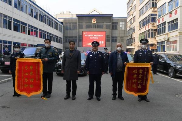 时间：1月10日上午9：30地点：公交分局位于莲湖区劳动路附近的西安市公安局公交分局院内，此时整整齐齐停放着8辆各式高档汽车。这里马上要举行的是被骗车辆集中发还仪式。发还仪式上，公交分局和市出租汽车管理处相关领导将车辆钥匙发还给租赁企业代表，并叮嘱他们提高安全防范意识，落实安全生产主体责任，守护好行业健康发展，遭遇不法行为应第一时间报警。公交民警也专门提示：汽车租赁公司要把好租车人员审核关，在签订汽车租赁合同时，应仔细辨别租车者身份证明，必要时向公安机关查询确认，可最大限度避免被盗、被骗；广大群众在租车时，请选择正规租赁公司，切莫因贪小便宜吃大亏。