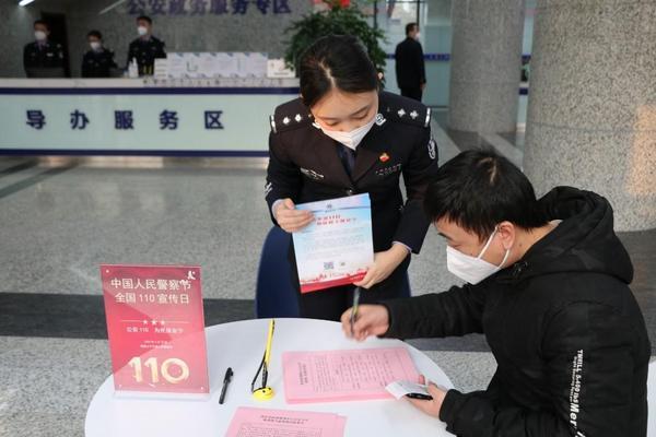 时间：1月10日9：15地点：公安专厅位于凤城八路95号的公安专厅是西安第一个市级权限的公安政务服务大厅。自2022年11月23日开放以来，累计办理公安政务服务事项3800余件，办事好评率为100_。共接听电话咨询1003个，接待群众4800余人次，征集服务满意度意见200份。专厅民警王雪琰介绍说：“自2023年1月8日国家移民管理局优化移民管理政策措施后，<span class="sensitiveWord"><span class="sensitiveWord"><span class="sensitiveWord">我</span></span></span>们专厅的出入境业务办件量显著增多，可以看到现在已经有不少群众在排队办理。<span class="sensitiveWord"><span class="sensitiveWord"><span class="sensitiveWord">我</span></span></span>们也呼吁有计划办理出入境业务的市民朋友，做好线上预约、尽量错峰前往、现场有序办理。”