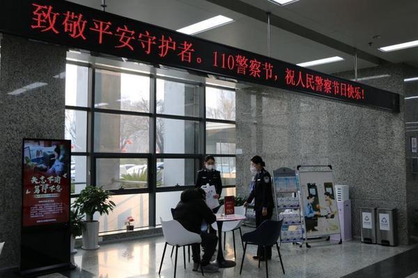 时间：1月10日9：15地点：公安专厅位于凤城八路95号的公安专厅是西安第一个市级权限的公安政务服务大厅。自2022年11月23日开放以来，累计办理公安政务服务事项3800余件，办事好评率为100_。共接听电话咨询1003个，接待群众4800余人次，征集服务满意度意见200份。专厅民警王雪琰介绍说：“自2023年1月8日国家移民管理局优化移民管理政策措施后，<span class="sensitiveWord"><span class="sensitiveWord"><span class="sensitiveWord">我</span></span></span>们专厅的出入境业务办件量显著增多，可以看到现在已经有不少群众在排队办理。<span class="sensitiveWord"><span class="sensitiveWord"><span class="sensitiveWord">我</span></span></span>们也呼吁有计划办理出入境业务的市民朋友，做好线上预约、尽量错峰前往、现场有序办理。”