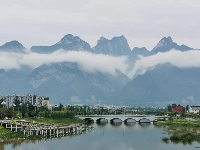 一河两岸.jpg