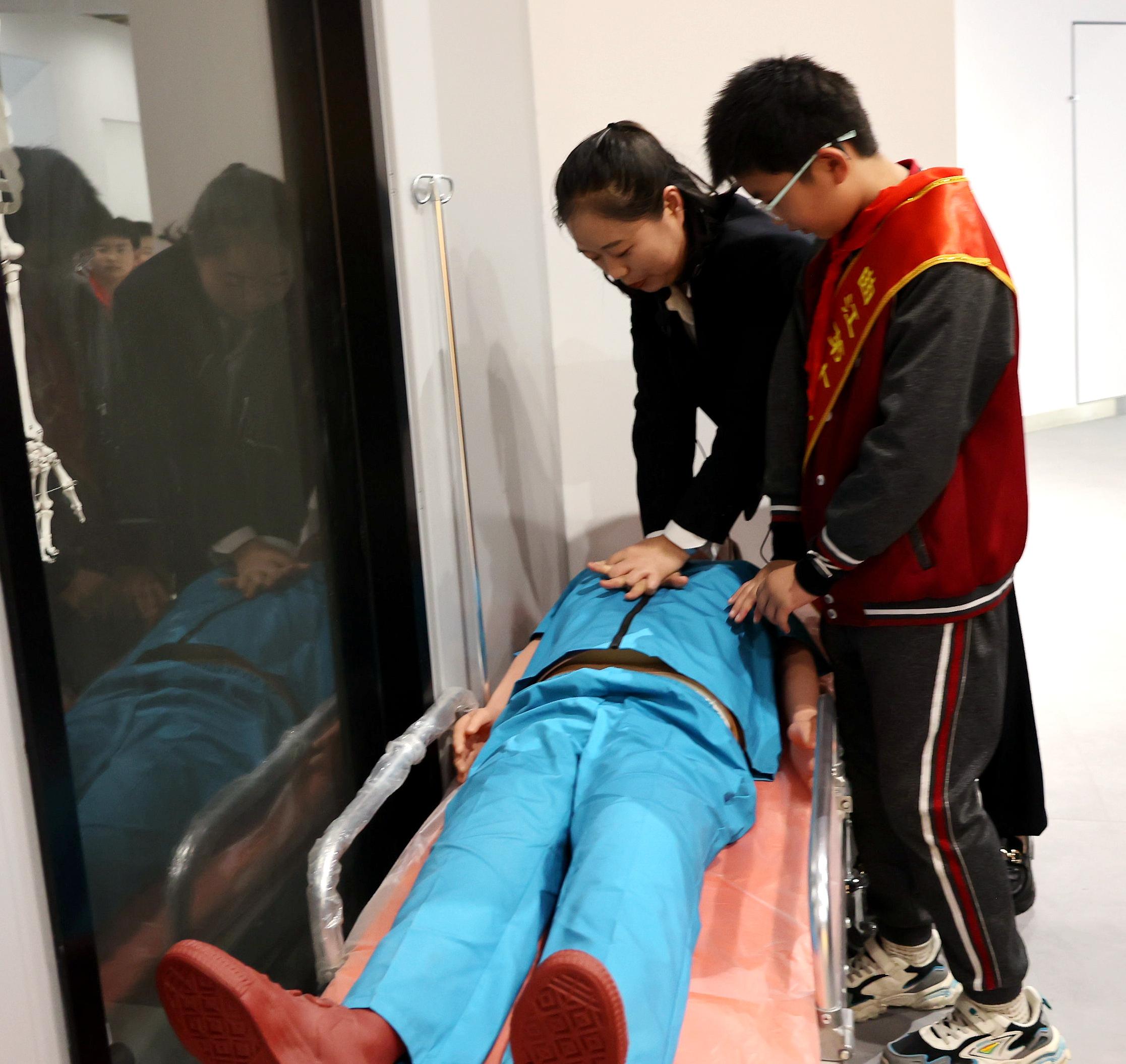 讲解员给小学生教人工救助方法.jpg