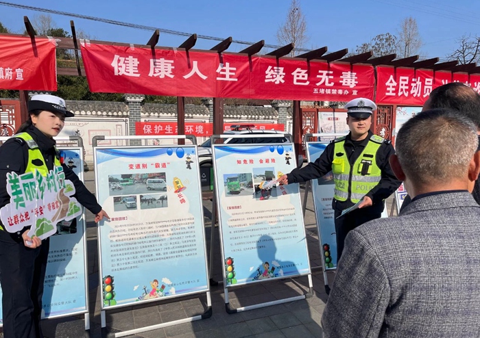 汉中交警多样宣传齐上阵交通安全警相随