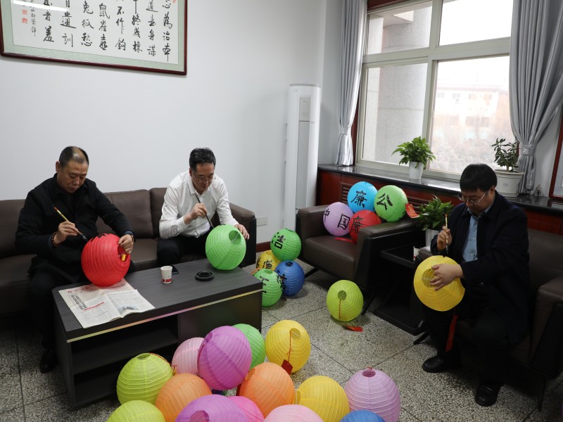 党员书写廉政灯笼_副本.jpg 党员书写廉政灯笼_副本.jpg