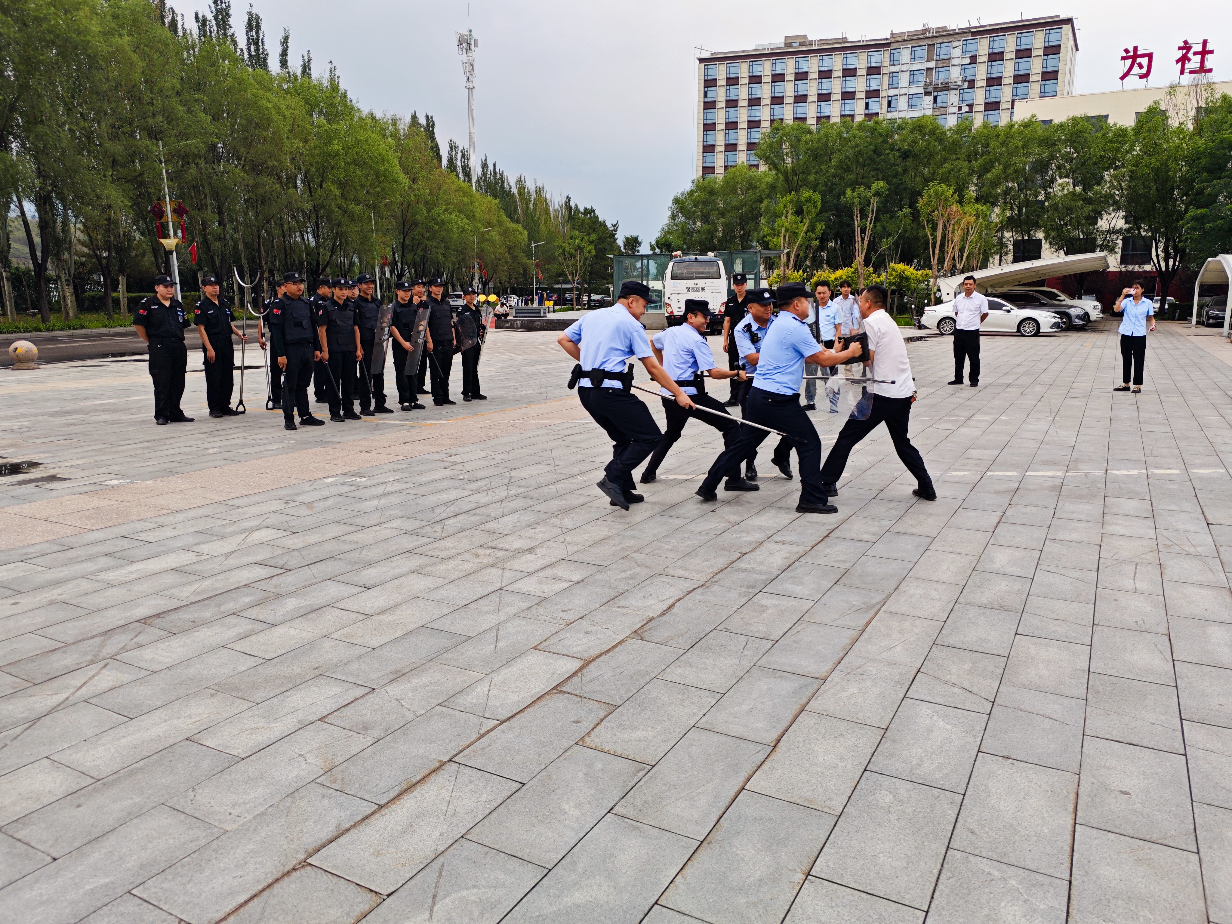 府谷公安大昌汗派出所开展反恐防暴演练