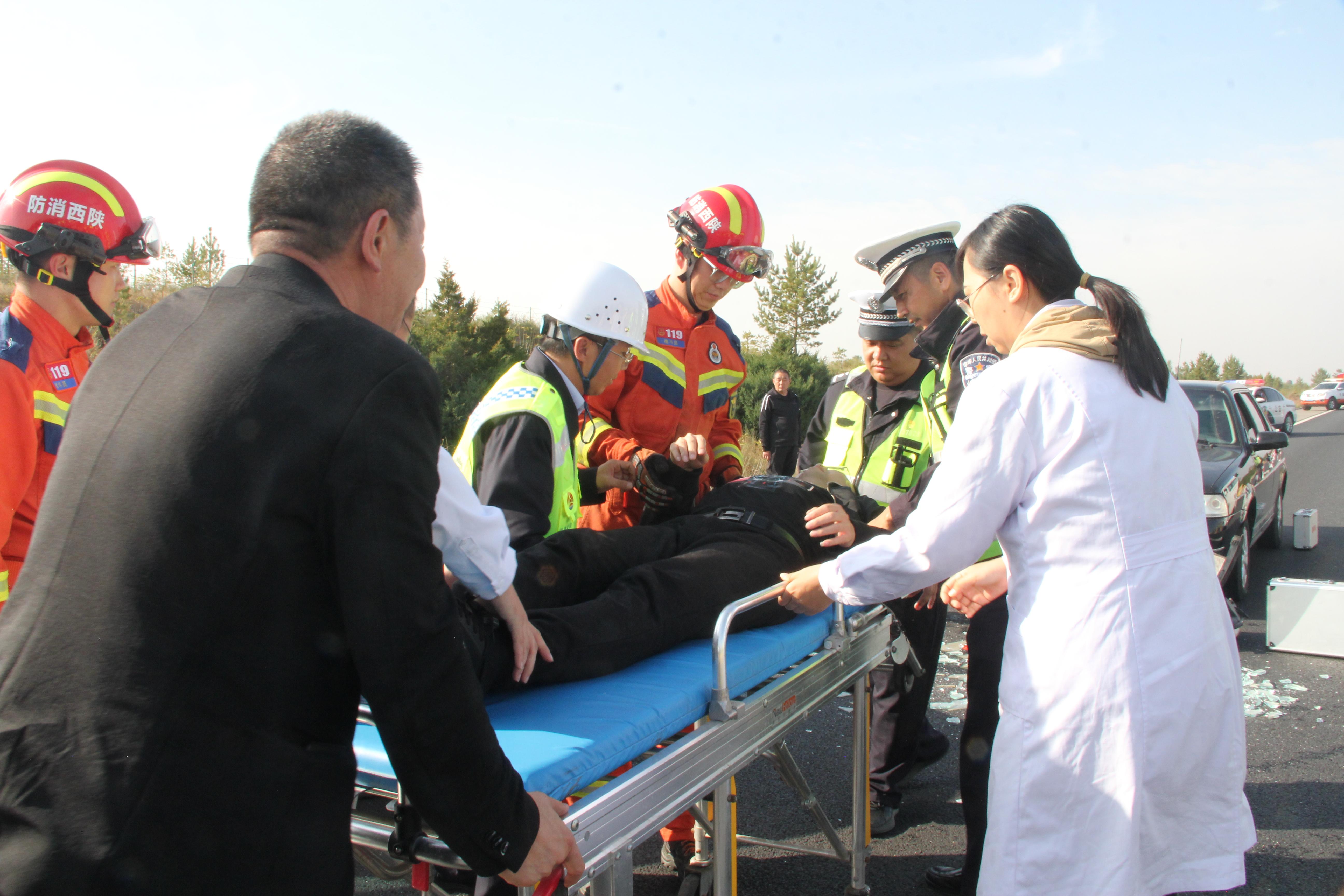 榆林交警开展道路交通事故应急处置防护应急演练