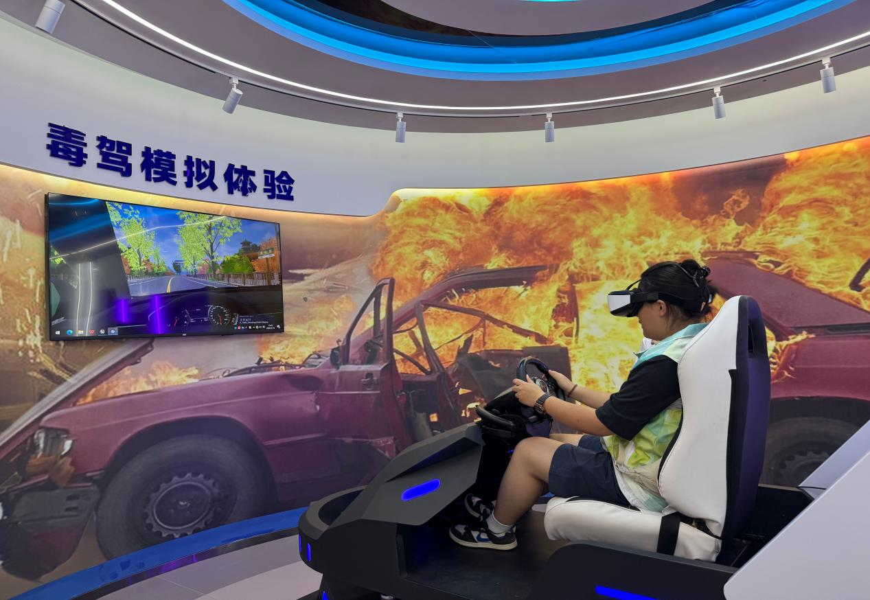 图为实践队员VR模拟毒驾体验 程金玲供图 配图2