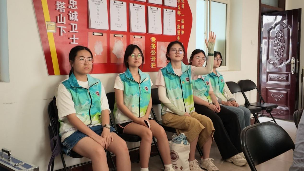 图为实践队员向一线民警展开提问交流 田媛诺供图 配图3