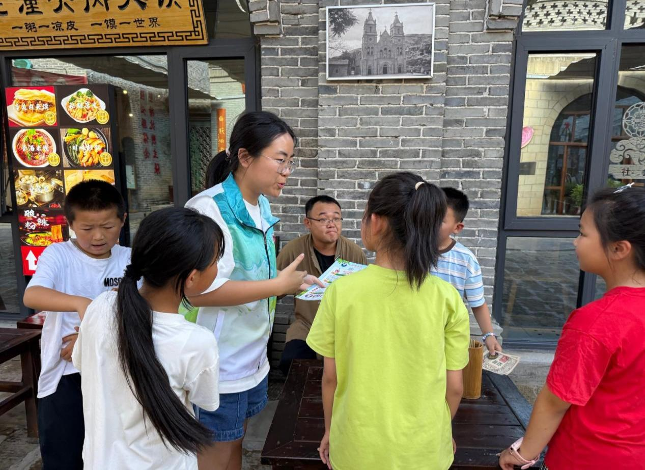 图为实践队员用儿歌教小朋友们识别和拒绝伪装毒品 乔雨珠供图 配图4