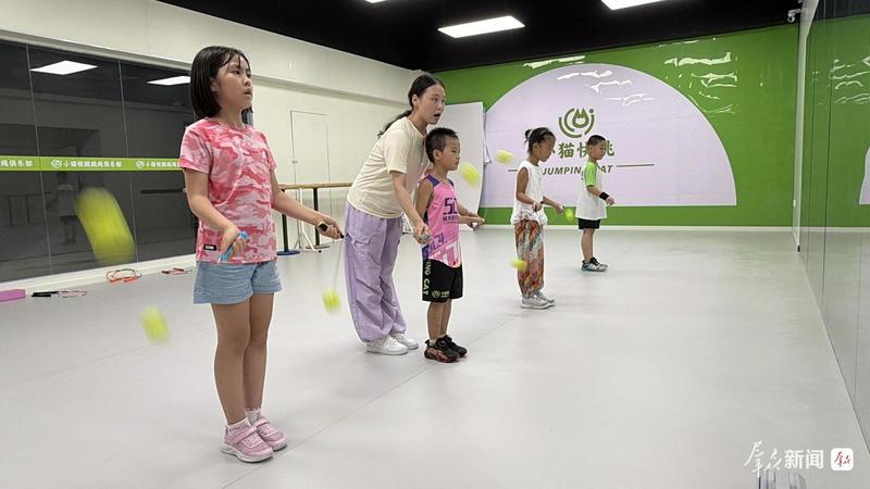 孩子们在跳绳俱乐部挥汗如雨。