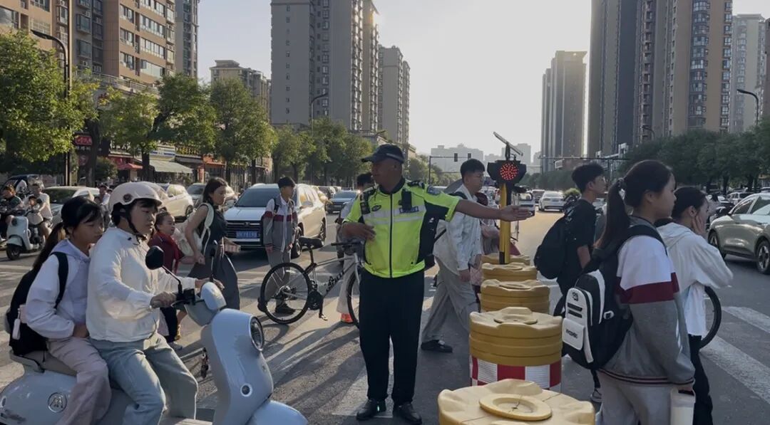 商州交警护航新学期交通安全