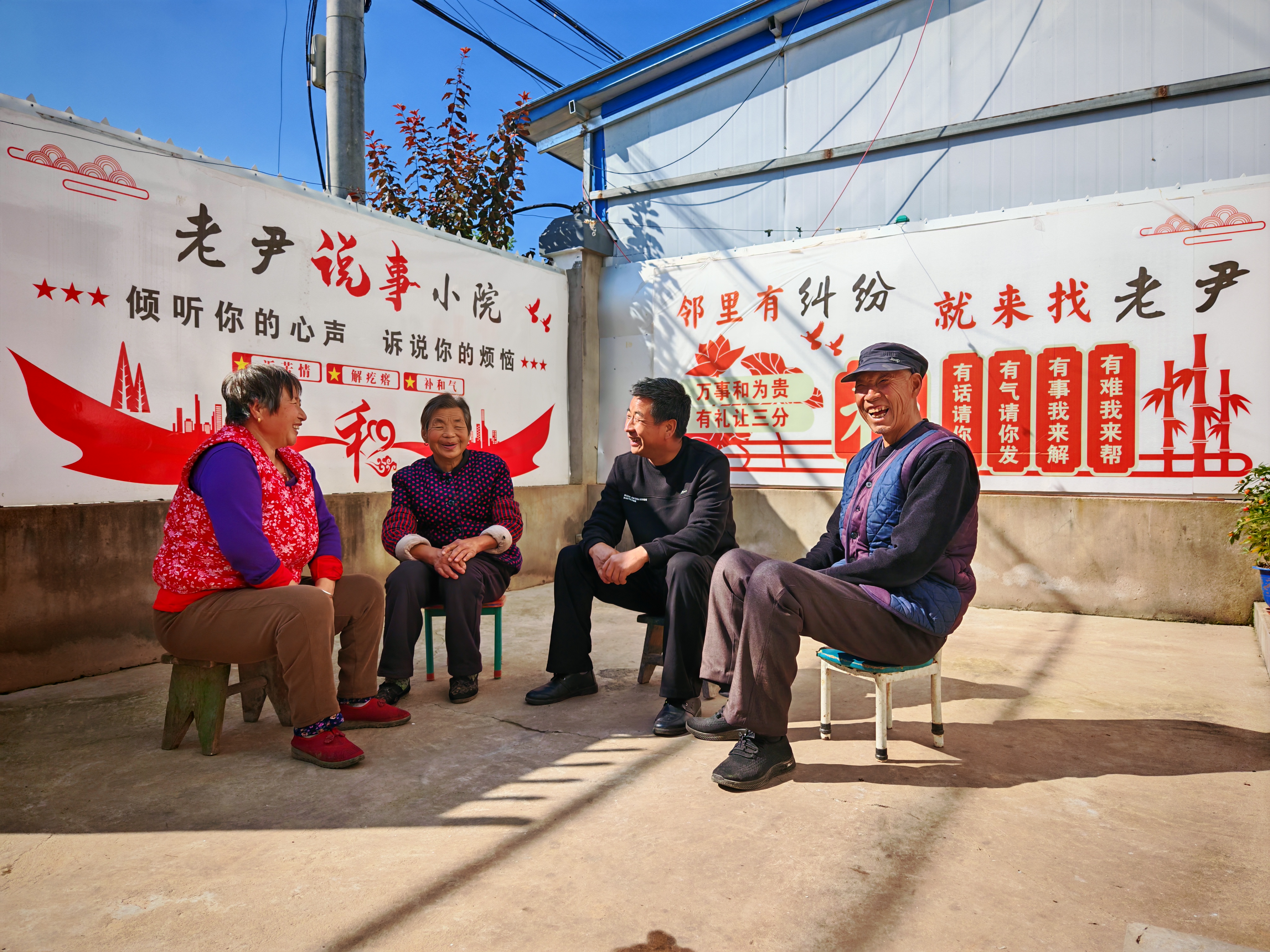 宝鸡麟游：小板凳上听民声   九成宫下护平安